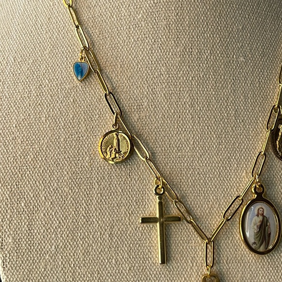 Super antique saints charms on an 18kt Gold plated 18.5” chain - Picture 5 of 8